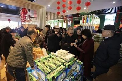 內蒙古綠色食品展銷中心贊助《天南地北赤峰人》春晚，開魯老白干風靡全場